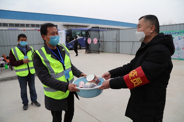 朝辞商河淅沥雨 千里巴中三日还 ――大小单双平台网址又一批“点对点”包车农民工返岗了
